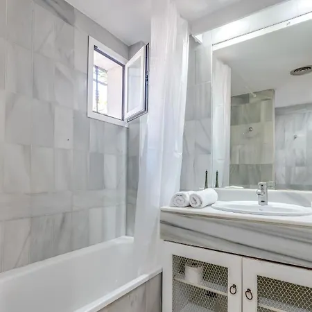 Mediterranean Hidden Treasure At Puerto Banus マルベーリャ